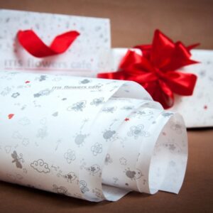 Брендированная подарочная бумага — отличный вариант для упаковки