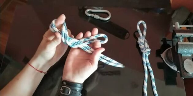Как завязать узел «восьмёрка петлёй»: оберните конец с петлёй вокруг другого двойного конца