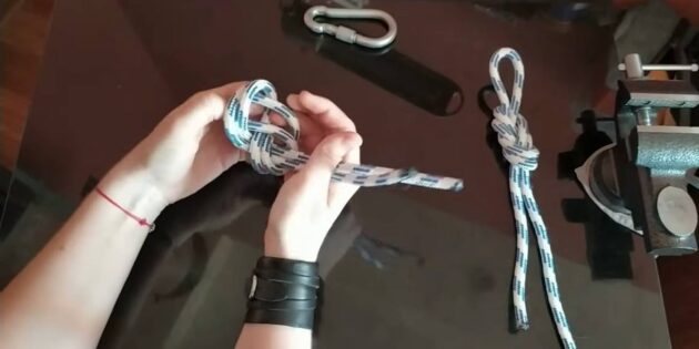 Как завязать узел «восьмёрка петлёй»: просуньте конец с петлёй в ту колышку, что находится у вас на пальце