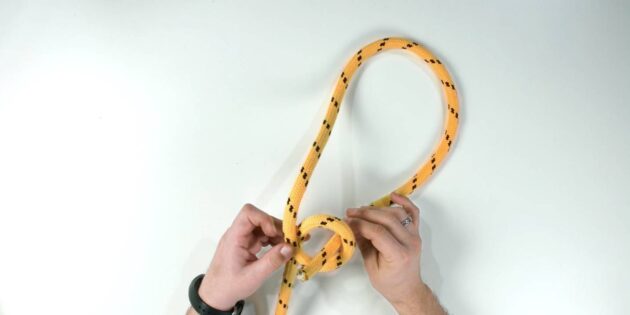 Как завязать беседочный узел: пропустите в колышку ходовой конец, продев его снизу