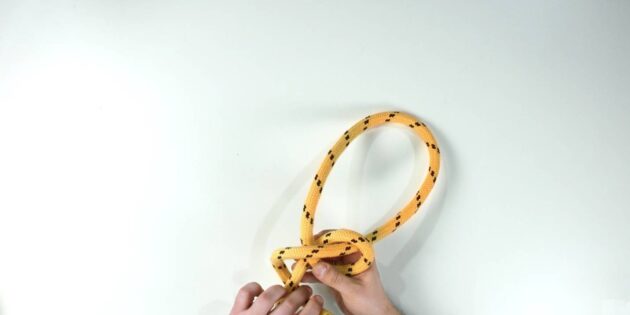 Как завязать беседочный узел: оберните ходовой конец вокруг коренного