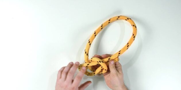 Как завязать беседочный узел: пропустите ходовой конец в колышку так, чтобы он был параллелен уже находящемуся там концу верёвки