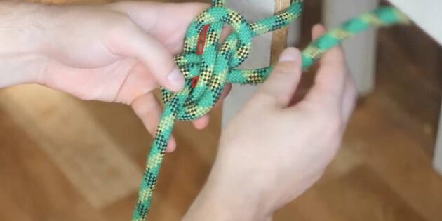 Как завязать узел «восьмёрка с одним концом»: засуньте ходовой конец в левую часть верхнего полушария узла снаружи внутрь, а затем вытащите его из нижнего полушария