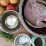 Молодий глухар з яблуками, сметаною та цибулею