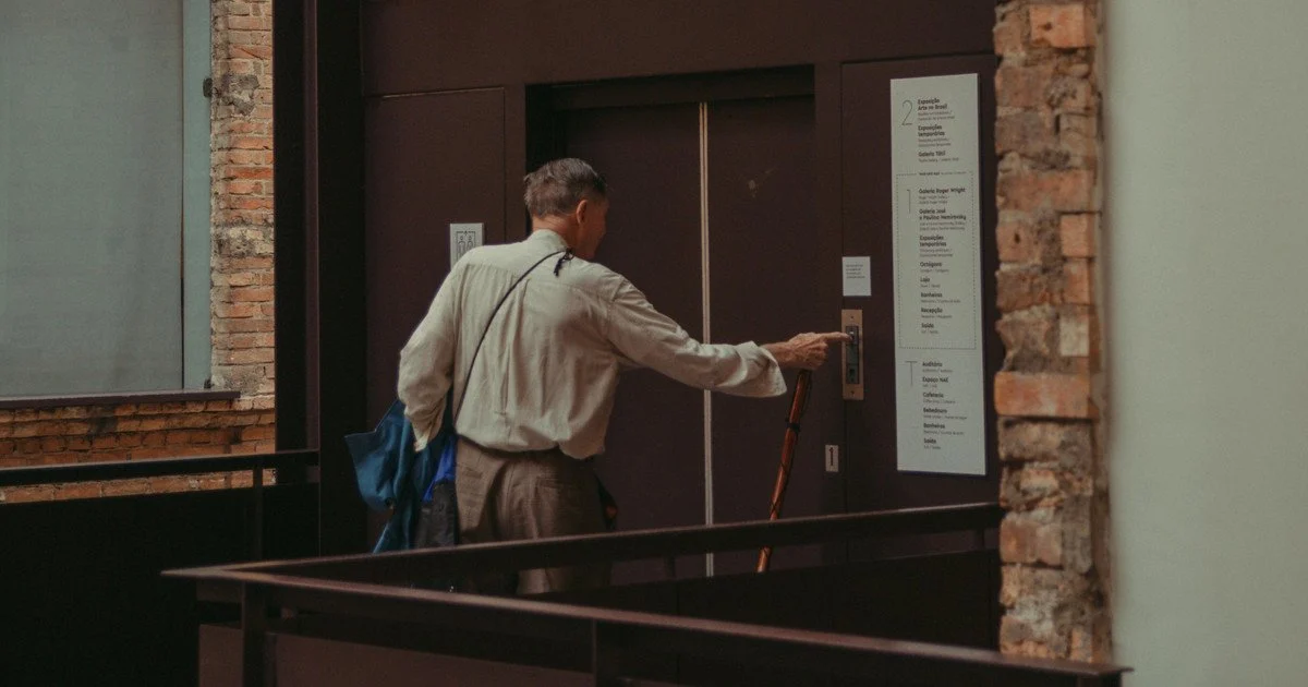 Чоловік біля ліфту / Ілюстративне фото