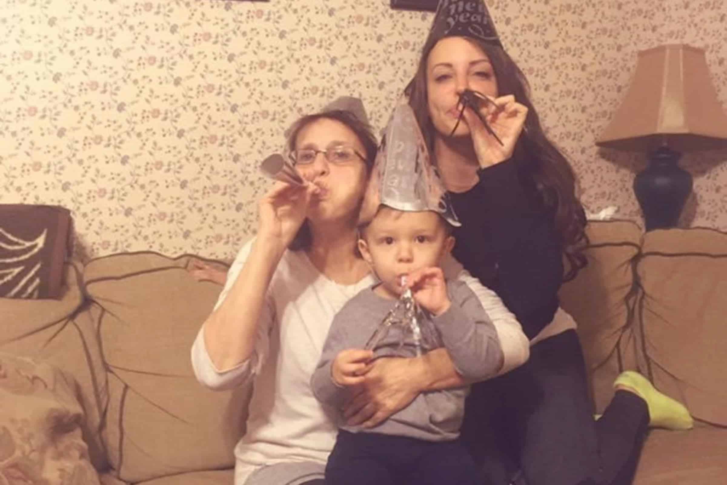 Дві жінки та дитина святкують Новий рік