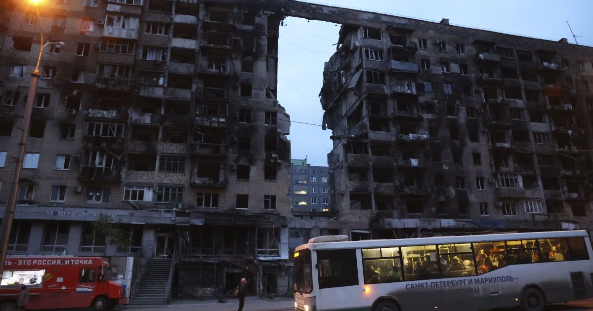 "Немає ані тепла, ані світла": у тимчасово окупованому Маріуполі люди продовжують виживати