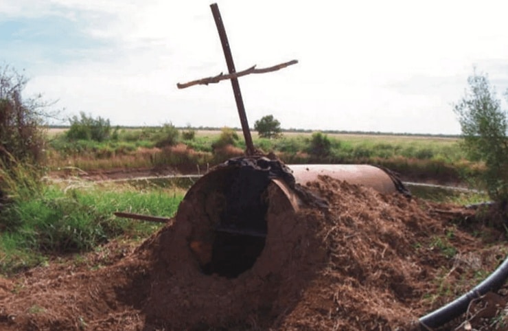 Місце в пустелі Танамі з металевою трубою, схоже на укриття, де перебував Рікі Мегі