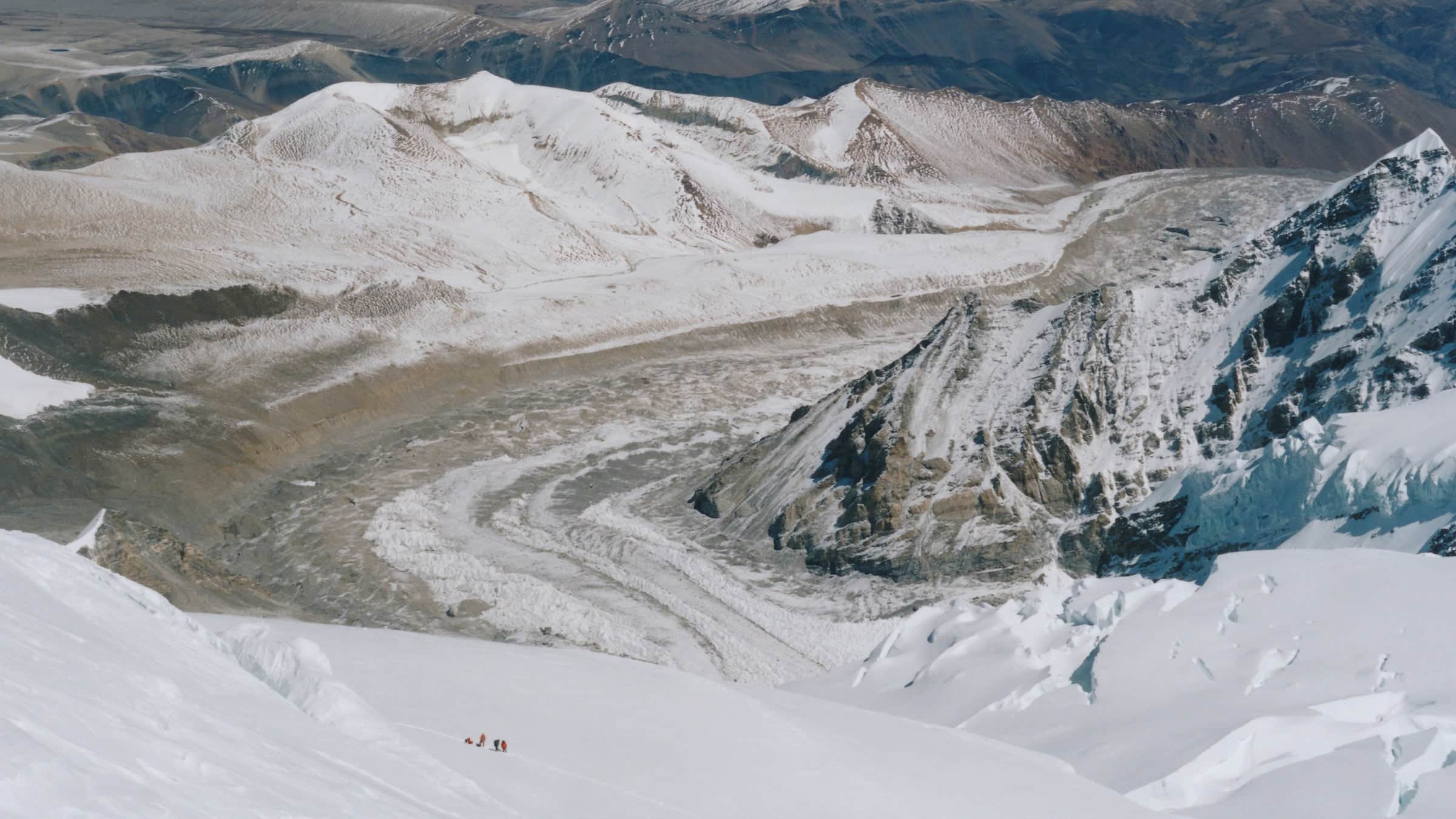 Група рятувальників реагує на лавину на схилі гори