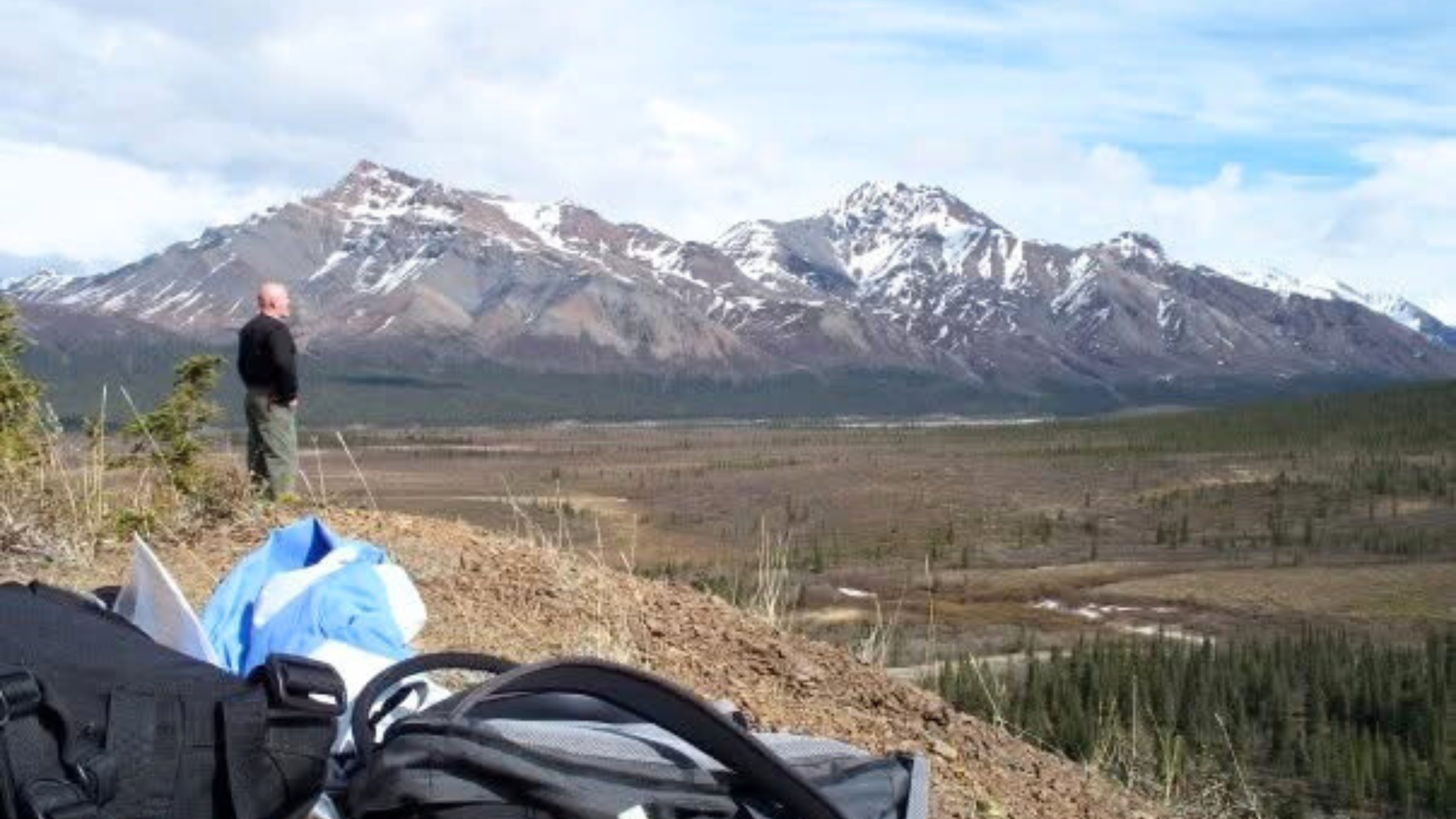 Тато в одиночній подорожі з рюкзаком по Алясці