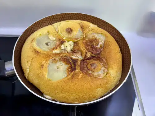 Шарлотка на пательні: Рятує без електрики. Без печі та збивання.