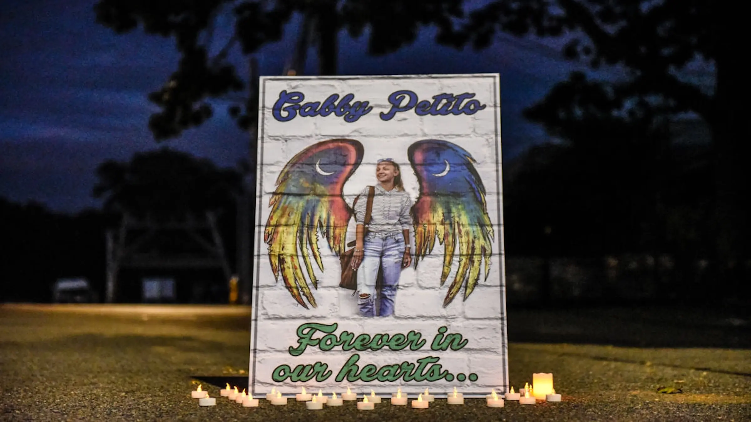 Рідне місто Геббі Петіто, Блу-Пойнт, запалило свічки вздовж головних вулиць та під'їздів, щоб вшанувати підлітка.