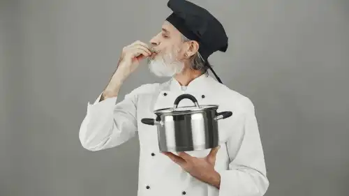 Як кмітливість шеф-кухаря породила найвідоміший салат: правдива оповідь про “Цезар” та інші наїдки