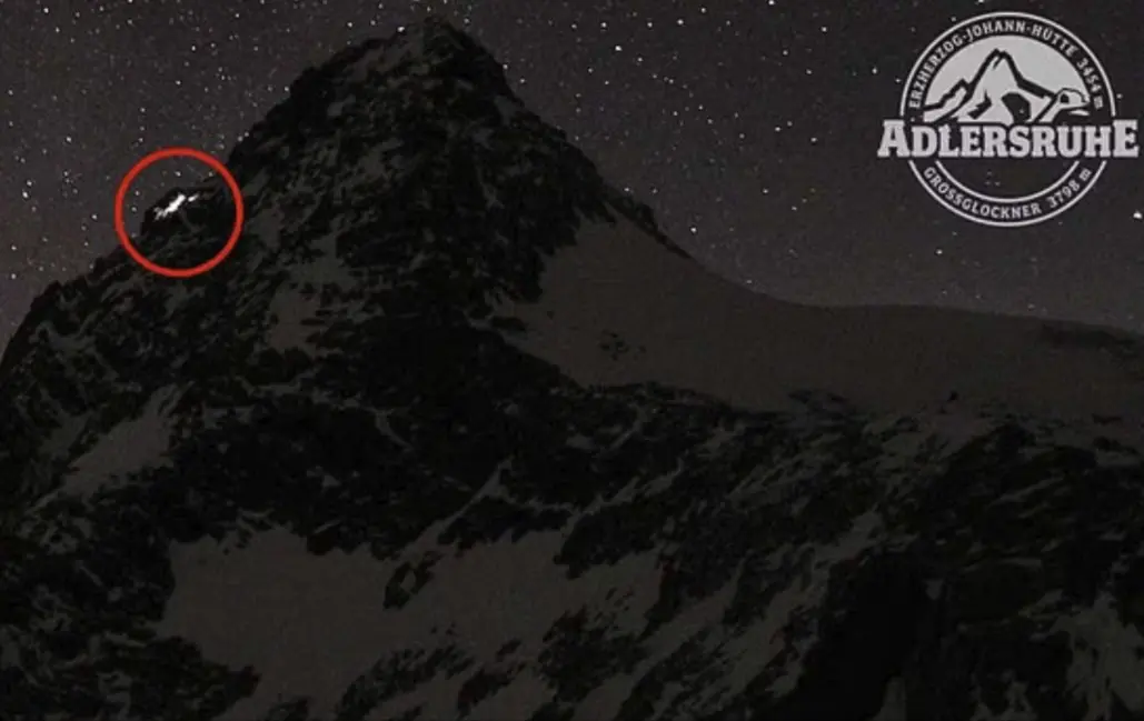 Запис з веб-камери гори вночі, на якому видно налобні ліхтарі альпіністів. Альпініста, який вижив, пізніше звинуватили у ненавмисному вбивстві.