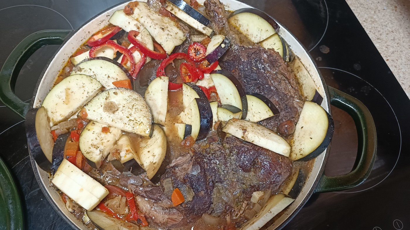 Бобрятина, тушкована з овочами