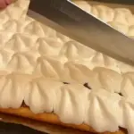 Варениковий пиріг під меренгою: жовтки в основі, білки на шапку