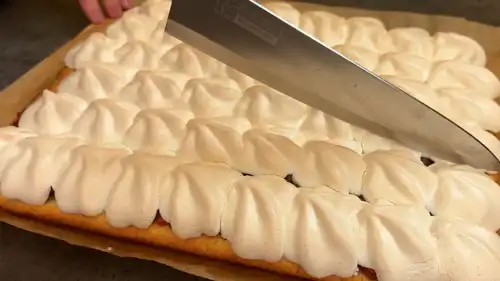 Варениковий пиріг під меренгою: жовтки в основі, білки на шапку