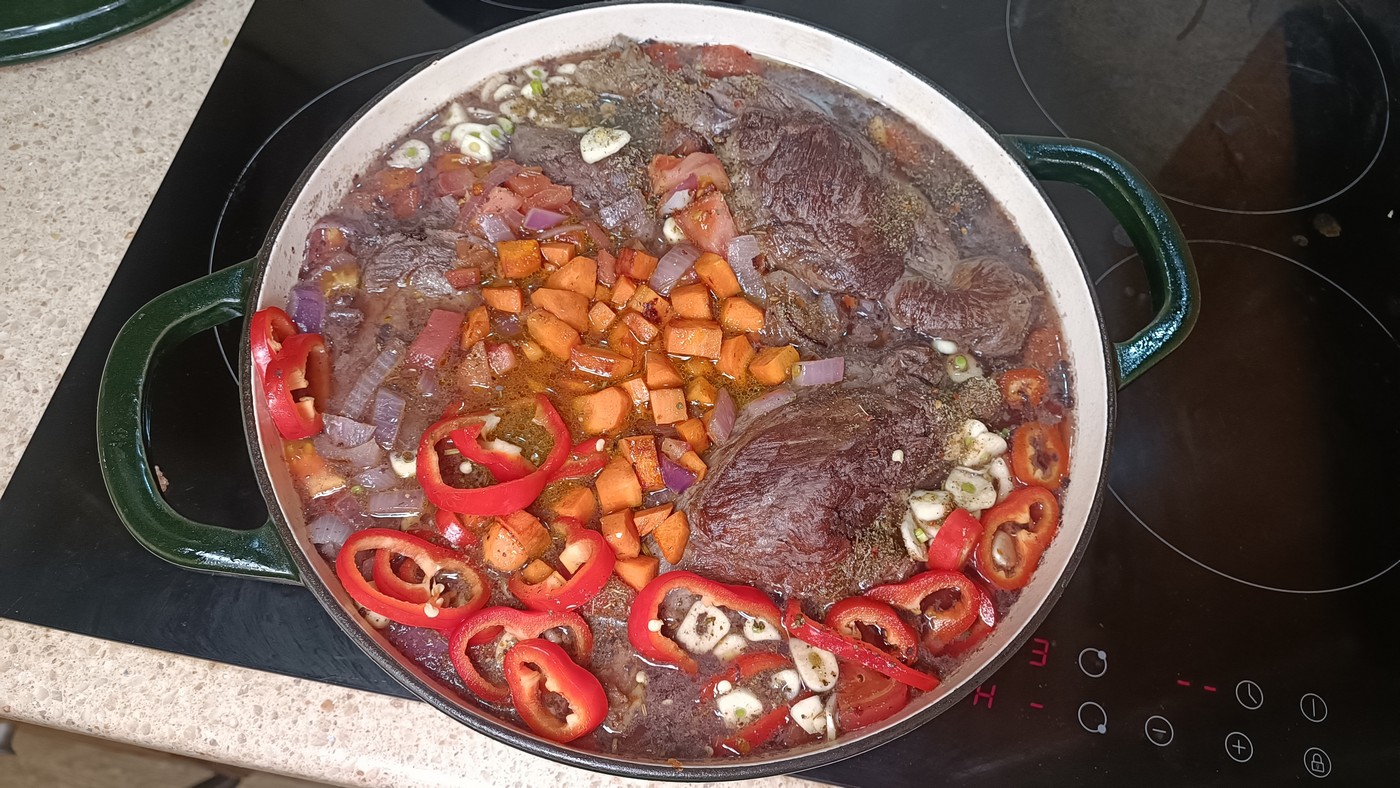 Бобрятина, тушкована з овочами