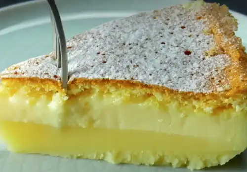 Спекла кмітливий пиріг, що у печі розділяється на три шари.