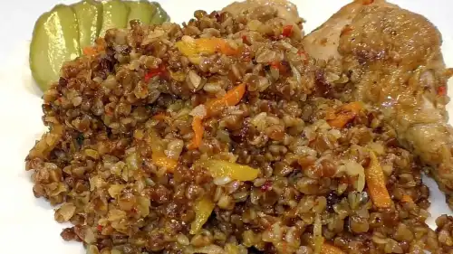 Крута миска гречки з курятиною: легко і миттєво готувати.