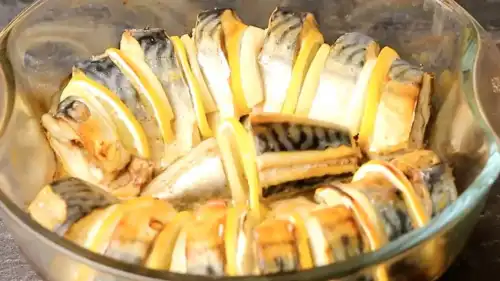 Духмяна макрель, запечена з цибулею та лимоном: елементарний рецепт.