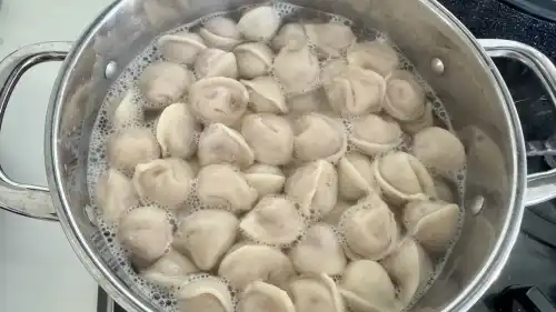Чому при готуванні вареників додають кухлик крижаної води