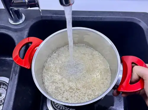 Потрібно мити рис? (І як саме?)