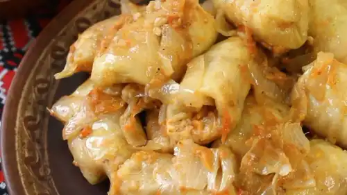 Дідівський рецепт голубців: кисла капуста, м’яке пшоно на молоці, апетитні свинячі реберця.