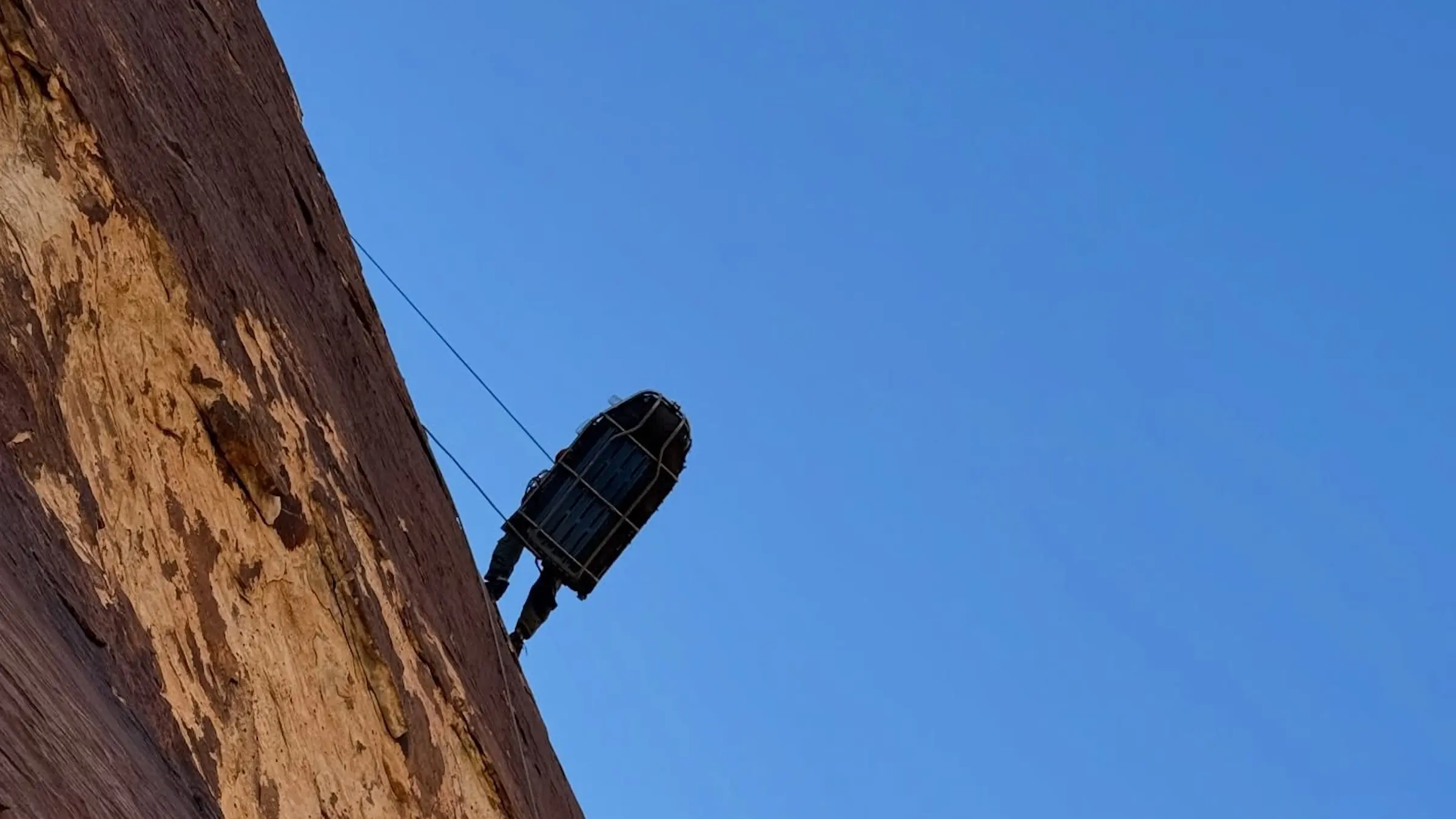 Рятувальники кажуть, що шолом альпініста, ймовірно, врятував їм життя