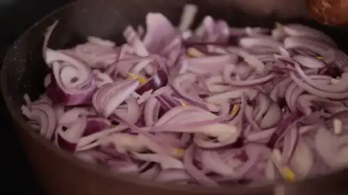 Чому я тепер кладу щіпку соди, коли смажу цибулю: секретний прийом для хазяйновитих кухарок