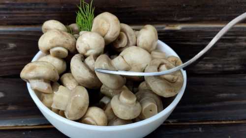 Кращі за магазинні: простий спосіб приготувати мариновані гриби до чудового столу