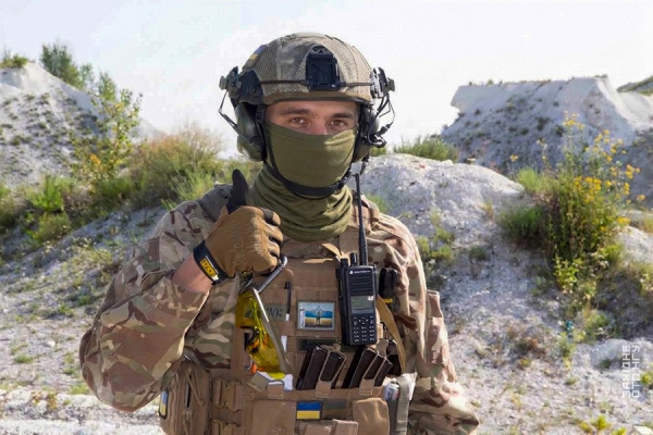 Український військовий з дроном
